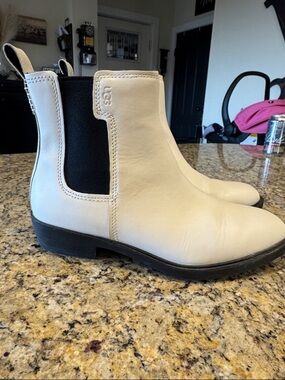 UGG Women's white Leather Chelsea Ankle Boots